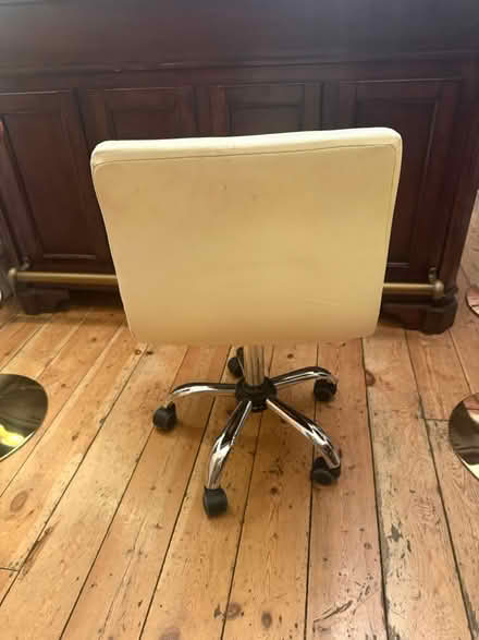 Photo of free Cream desk chair (Barnet en5) #3