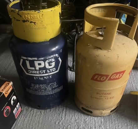 Photo of free 2 Calor gas bottles empty (Dunstable LU6) #1