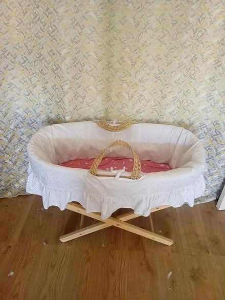 Photo of free White mosses basket and stand (Belle vale L27) #2