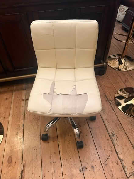 Photo of free Cream desk chair (Barnet en5) #2