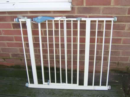 Photo of free pressure lindem baby gate with small extension (Durrington BN13) #1