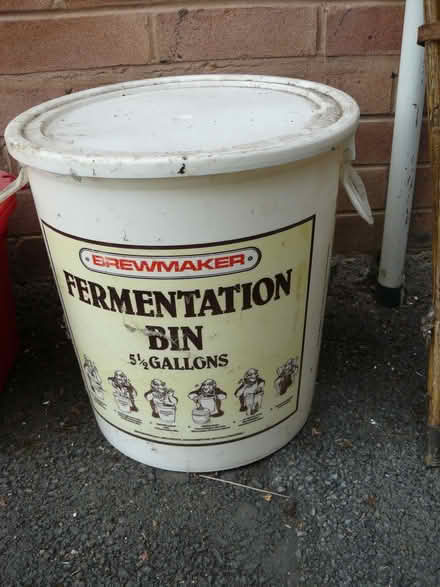 Photo of free 5.5 Gallon fermentation bin + lid for brewing/wine making (Kempsey WR5) #1