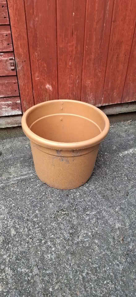Photo of free Large plastic plant pots (Harrogate HG1) #1