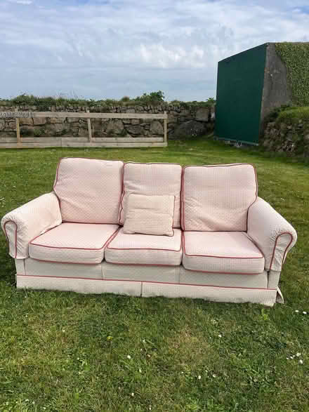 Photo of free Cream patterned sofa (Porthcurno TR19) #1