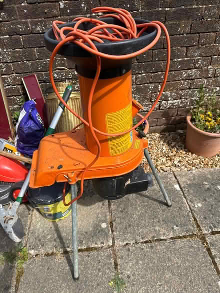 Photo of free Leaf and wood garden shredder (LU1 stockwood park) #2