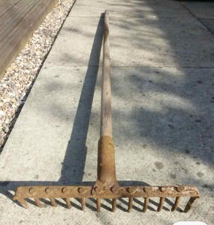 Photo of Old rigid metal rake (Moulton NN3) #1
