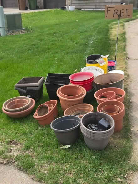 Photo of free pots (1165 Berwick Lane in Mahtomedi) #1