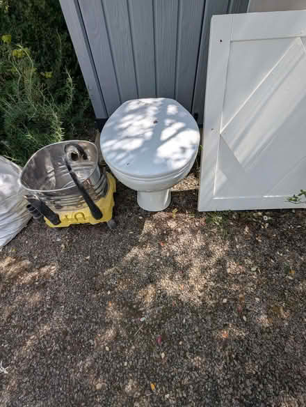 Photo of free White toilet and seat (Headington OX3) #2