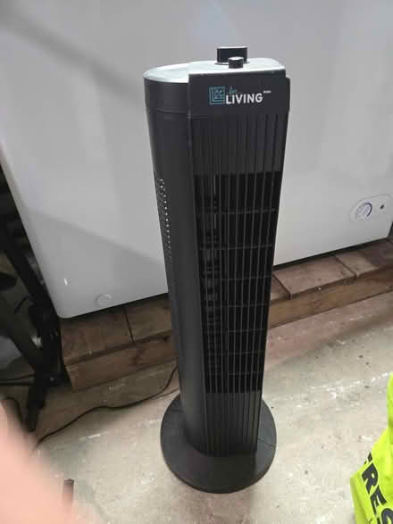 Photo of free small tower oscillating fan (Vanier north) #1