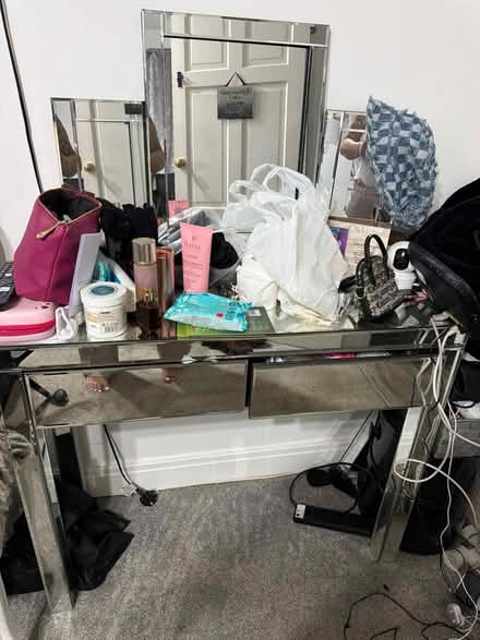 Photo of free FRER Glass desk AND MIRROW (Elm Park) #2