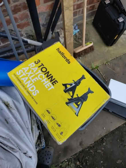 Photo of free 3 ton ratchet axle stands (M43 Droylsden) #1