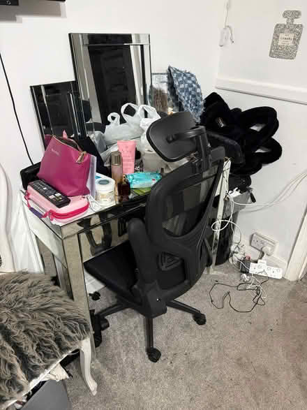 Photo of free FRER Glass desk AND MIRROW (Elm Park) #1