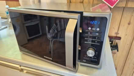 Photo of free Samsung Microwave oven, 800W (dodgy buttons) (Tower Gardens Estate N17) #1