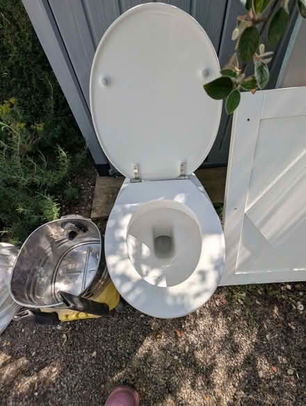 Photo of free White toilet and seat (Headington OX3) #1