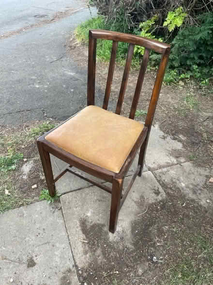 Photo of free Vintage wooden chair (AL2 / SG6) #1