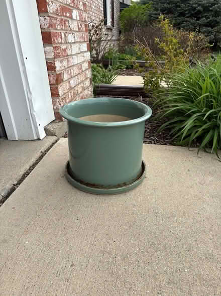 Photo of free Plant pot (West Glenview) #1