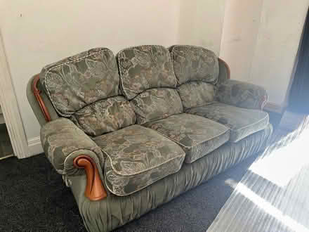 Photo of free Sofa settee (BD7) #1