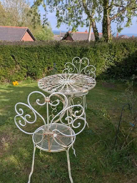 Photo of free Cream table and 2 chairs (Pant SY10) #2