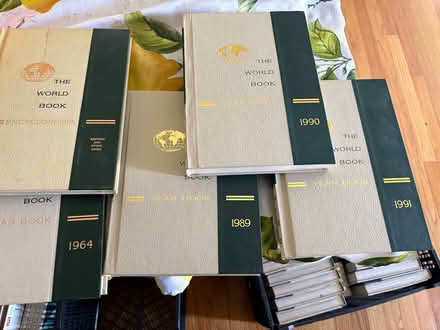 Photo of free World Book Encyclopedia 1964-91 (Elmwood Park) #1