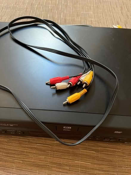 Photo of free DCD/VHS Combo player (Harbor Bay) #2