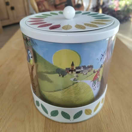 Photo of free Biscuit tin #1 (OX4 Rose Hill) #3