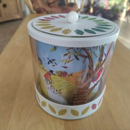 Photo of free Biscuit tin #1 (OX4 Rose Hill) #4
