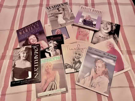 Photo of free 12 Books on Marilyn Monroe (Wormholt W12) #1