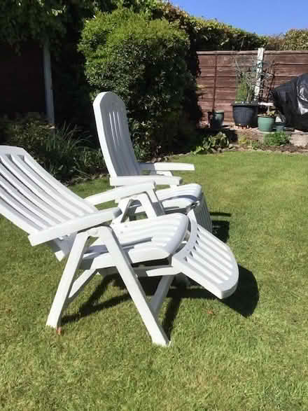 Photo of free 2 White plastic reclining garden chairs .they fold up (Dukinfield SK16) #4