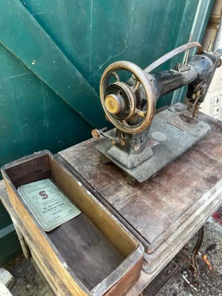 Photo of free Singer sewing machine & table (EN14QG) #2