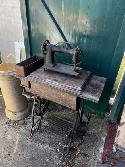 Photo of free Singer sewing machine & table (EN14QG) #1