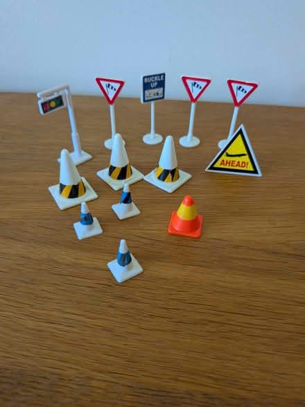 Photo of free Small toy road signs (M33) #1