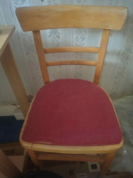 Photo of free Small desk or table with chair (TW7 4) #2