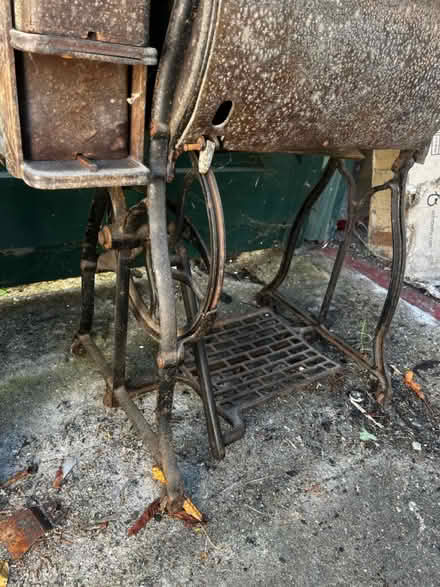 Photo of free Singer sewing machine & table (EN14QG) #3