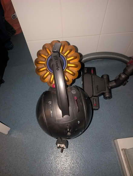 Photo of free Dyson hoover (N11 3qa nr new Southgate stn) #1