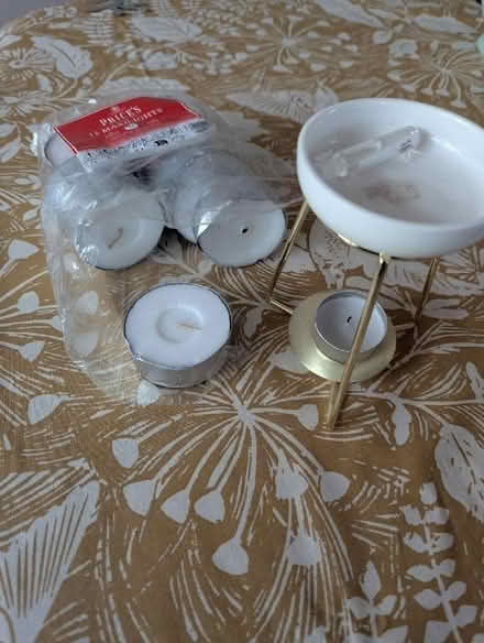 Photo of free Oil burner and candles (Maiden Erlegh Nature Reserve RG6) #1