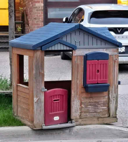 Photo of free Play house on the curb (Mississauga - L5M 4T2) #1