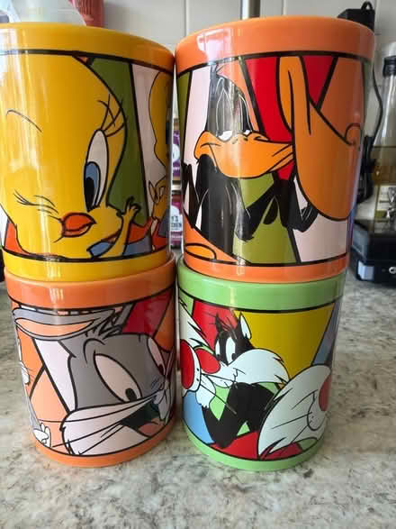 Photo of free Warner bros mugs (Welling DA16) #1