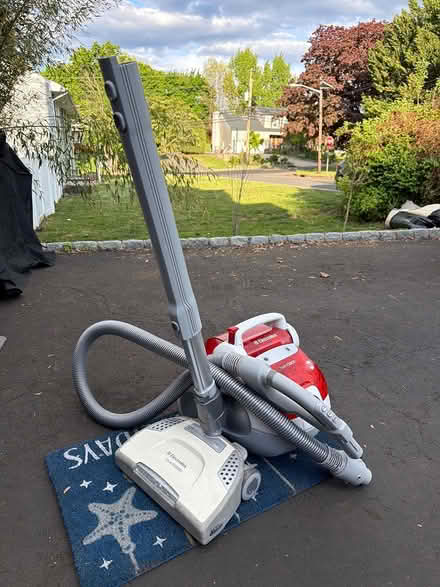 Photo of free Electrolux vacuum (Raritan Borough) #1