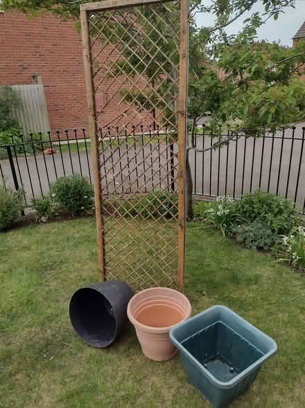Photo of free Garden pots and trellis (Warwick CV34 6) #1