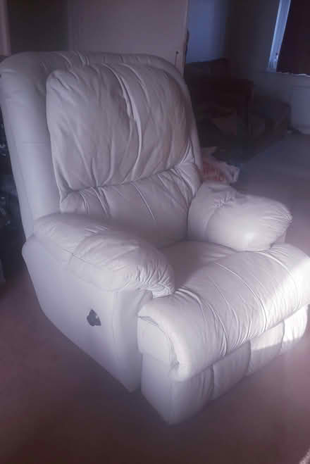 Photo of free Cream leather armchair/recliner (Horley RH6) #1