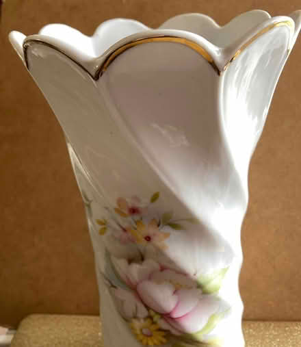 Photo of free Large Decorative White Vase with Scalloped/Gilt Rim (27cm hi (St James, South Elmham IP19) #2