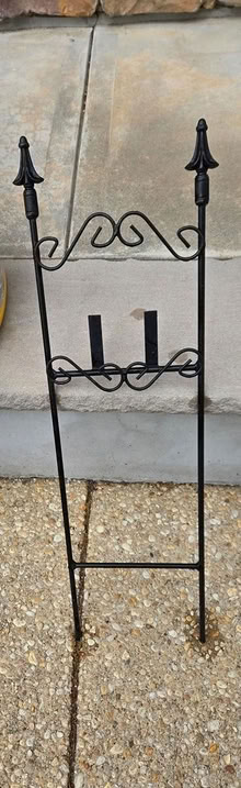 Photo of free outdoor plaque holder (off Fisher Blvd) #1