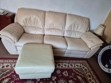 Photo of free Cream sofa (Swadlincote DE11) #1