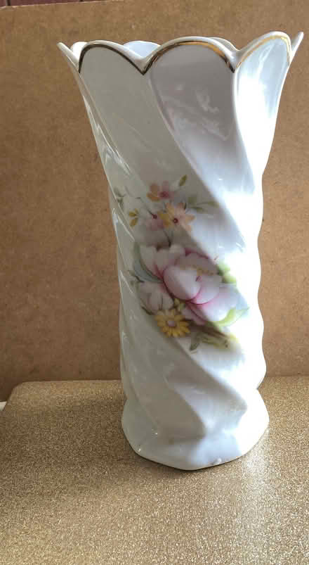 Photo of free Large Decorative White Vase with Scalloped/Gilt Rim (27cm hi (St James, South Elmham IP19) #1