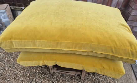 Photo of free 2 x Cushions, 2 x Mirrors (Feltham TW13) #2