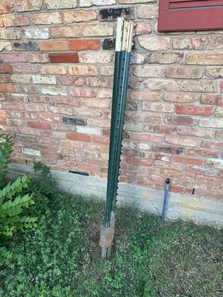 Photo of free T posts (Hurst) #1