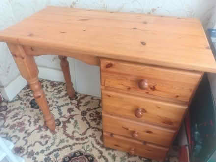Photo of free Des / Table with Chair (TW7 4) #3