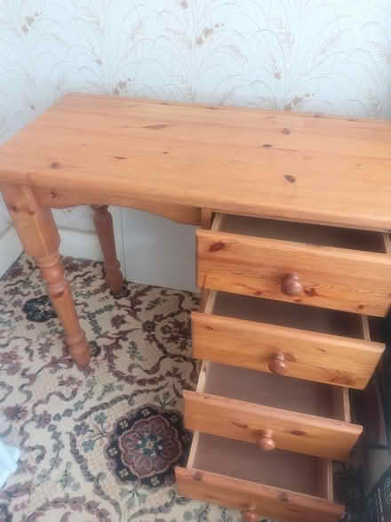 Photo of free Des / Table with Chair (TW7 4) #2