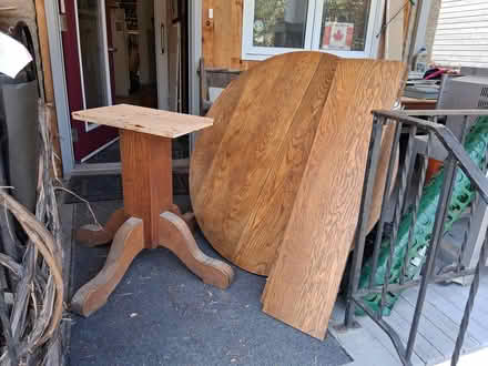 Photo of free Pedestal table (Old Ottawa South) #1