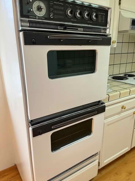 Photo of free GE double oven (Americana) (Saratoga Village) #1